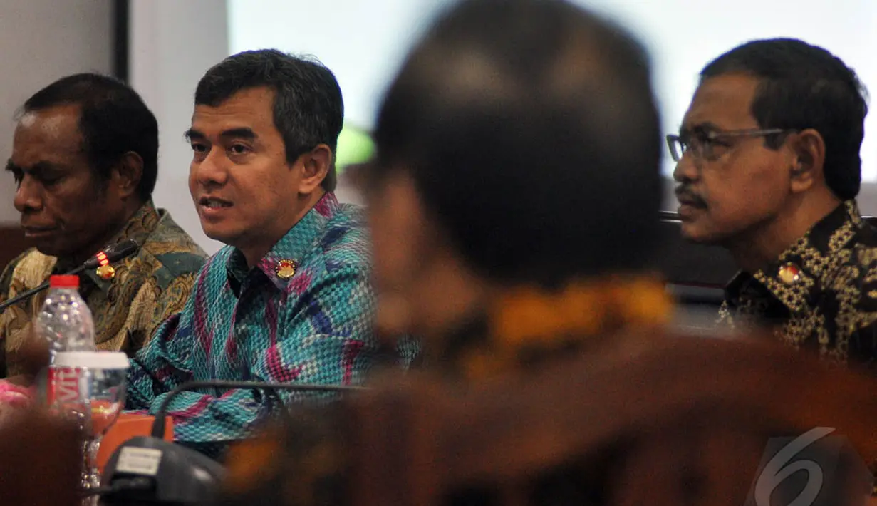 Ketua Ombudsman RI Danang Girindrawardana saat acara penyerahan rekomendasi izin hutan di Kantor Ombudsman, Jakarta, Jumat (9/1/2015). (Liputan6.com/Miftahul Hayat)