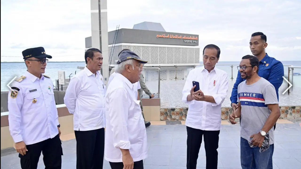 Mengawali kegiatan kunjungan kerja hari kedua di Provinsi Sulawesi Selatan, Presiden Joko Widodo (Jokowi) didampingi Ibu Negara, Iriana Joko Widodo melakukan kunjungan ke Pasar Cekkeng, Kabupaten Bulukumba, pada Jumat, 5 Juli 2024 (Biro Pers Istana Sekret
