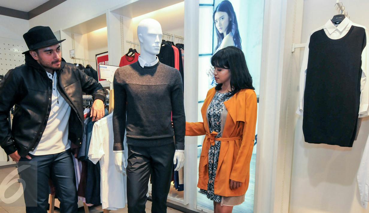 Dua orang model bergaya dengan mengenakan koleksi terbaru G2000 saat peluncuran G2000 winter collection, Jakarta, Selasa (15/12/2015). (Liputan6.com/Yoppy Renato)