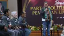 Ketua Umum Partai Negeri Daulat Indonesia (Pandai) Farhat Abbas memberikan keterangan saat mendaftarkan partai politiknya di Gedung Komisi Pemilihan Umum Republik Indonesia, Jakarta, Senin (1/8/2022). Pendaftaran calon partai politik (parpol) peserta Pemilu dimulai tanggal 1 hingga 14 Agustus 2022. (Liputan6.com/Angga Yuniar)