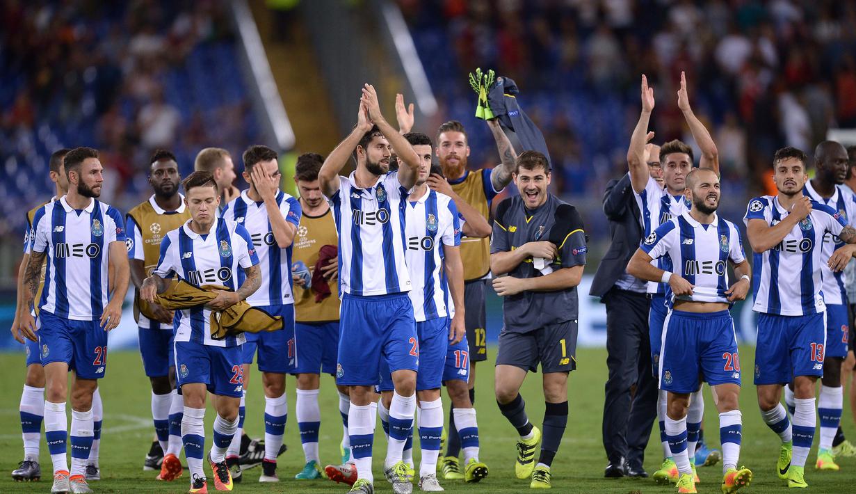 Para Pemain FC Porto memberikan salam kepada fans usai mengalahkan AS Roma 3-0 pada leg 2 babak play off Liga Champions di Olympic Stadium, Rome (24/8/2016) dini hari WIB. (AFP/Filippo Monteforte)