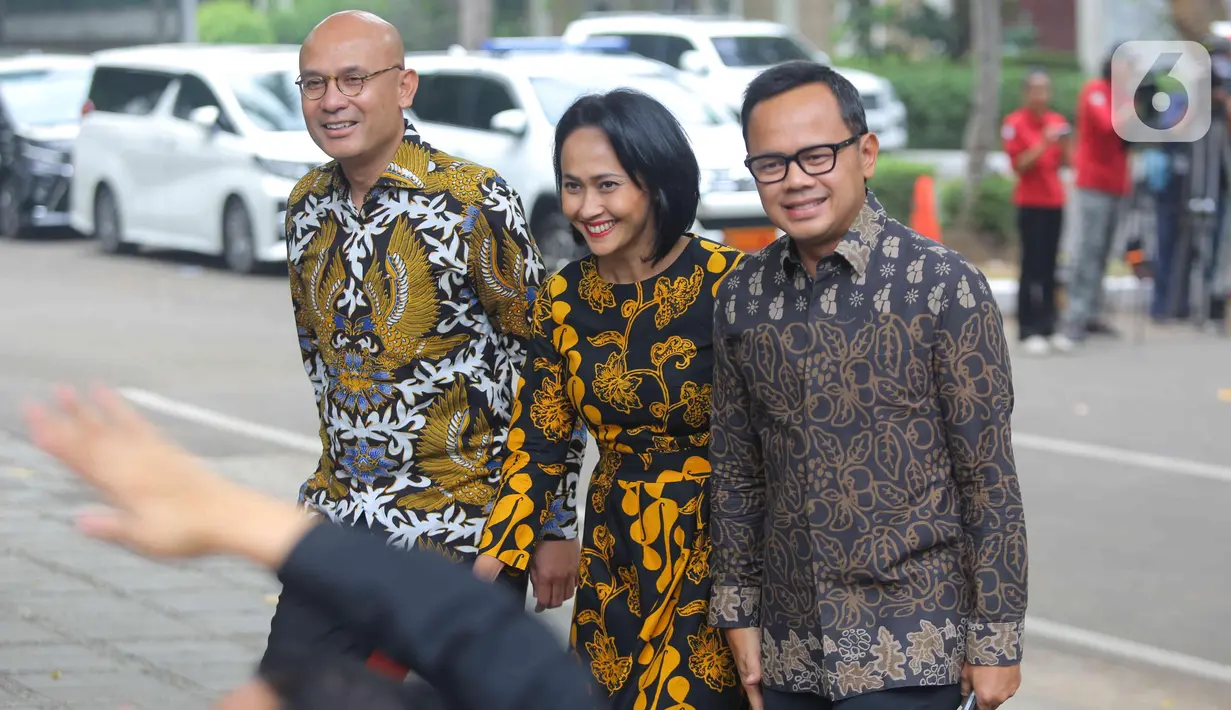 Tampak dalam foto Duta Besar Indonesia untuk PBB di New York Arrmanatha Nasir, Politikus Partai Golkar Christina Aryani, dan Ketua DPP Partai Amanat Nasional (PAN) Bima Arya (kiri ke kanan) setibanya di kediaman Presiden terpilih Prabowo Subianto di Jalan Kertanegara, Jakarta Selatan, Selasa (15/10/2024). (Liputan6.com/Angga Yuniar)