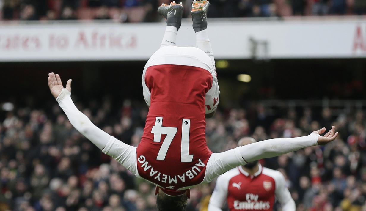 Penyerang Arsenal, Pierre-Emerick Aubameyang membuat gemuruh stadion setelah membobol gawang Stoke City pada menit ke-75’ dan 86’ di Emirates Stadium, London, (1/4/2018). Arsenal menang 3-0. (AP/Tim Ireland)