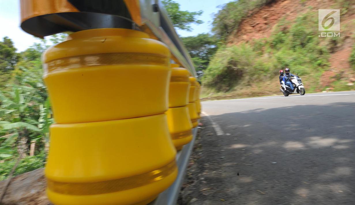 Teknologi roller barrier terpasang di tanjakan letter S Kampung Bantarselang, Kecamatan Cikidang, Kabupaten Sukabumi, Minggu (6/1). Roller barrier tersebut menjadi yang pertama di Jawa Barat, dan kedua di Indonesia setelah Aceh. (Merdeka.com/Arie Basuki)
