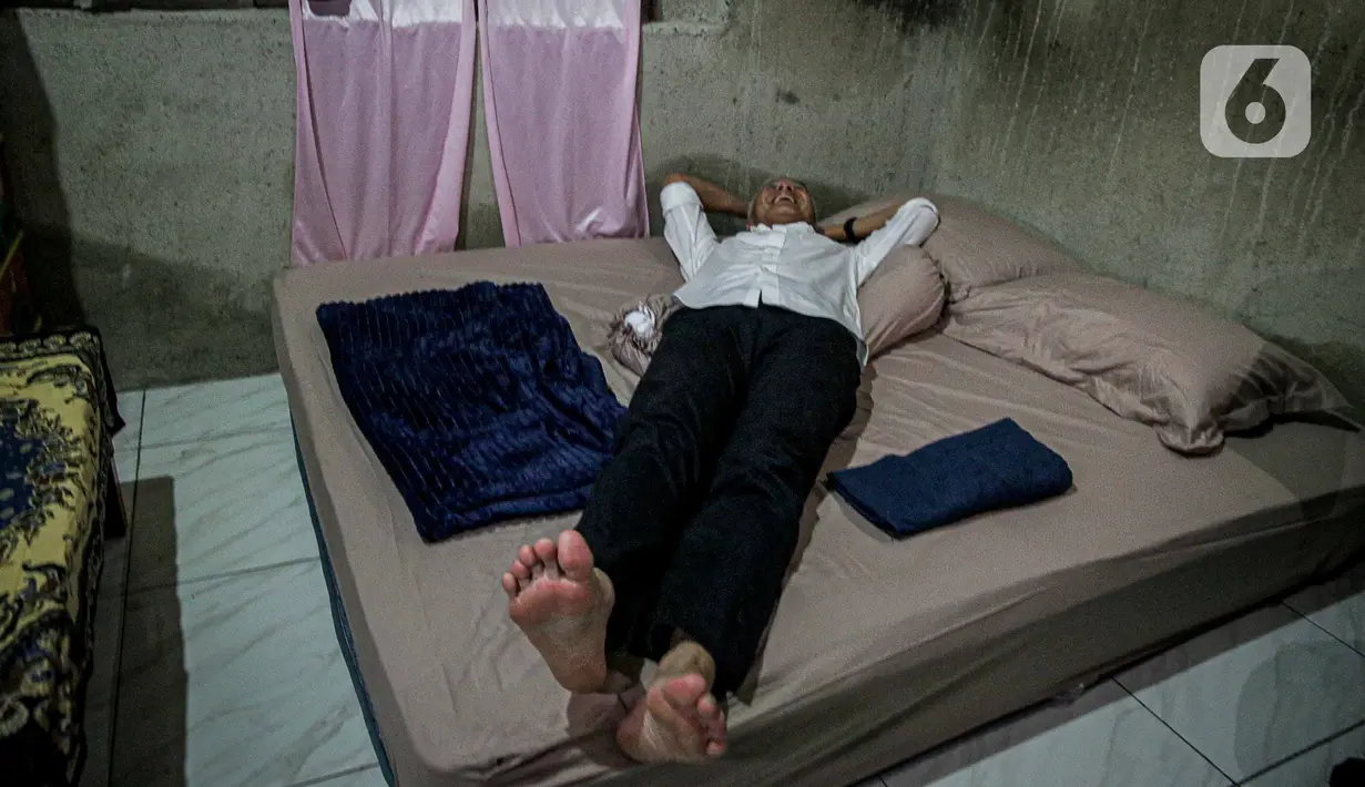Ganjar menginap di rumah sederhana milik guru honorer Waidah sekaligus menyerap aspirasi warga sekitar di sela agenda kampanyenya. (Liputan6.com/Faizal Fanani)