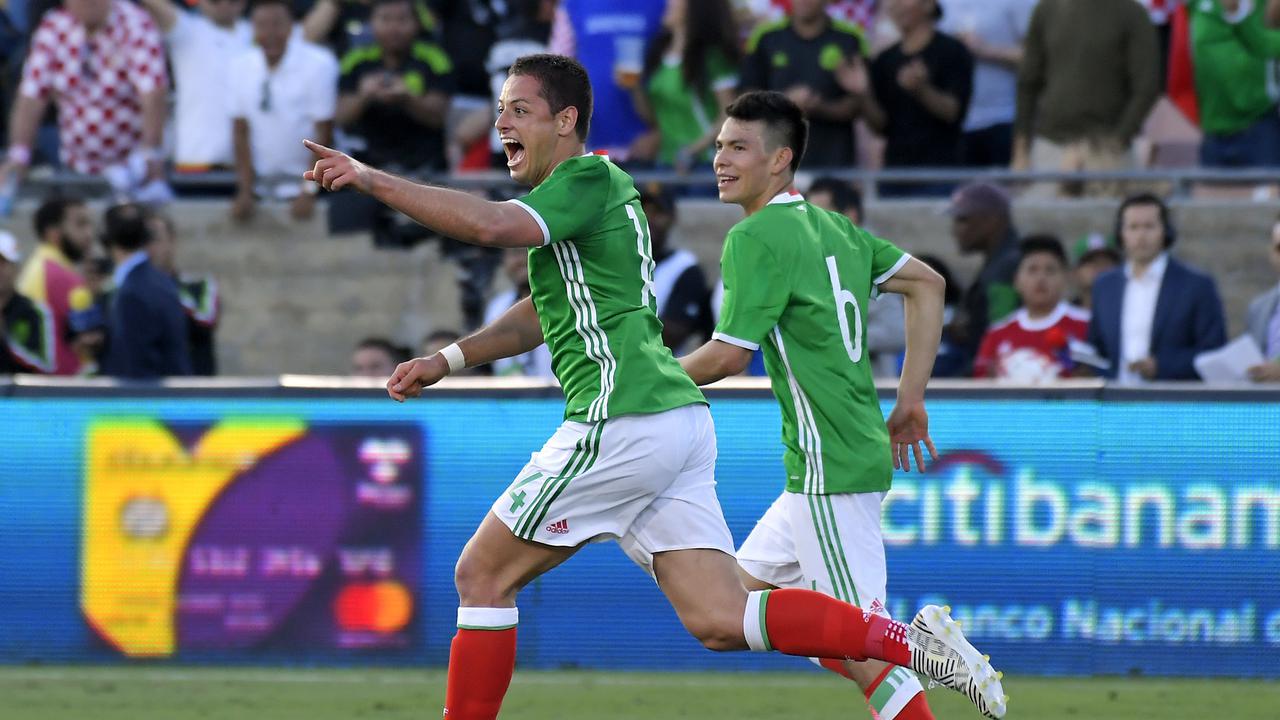 Manyan penyerang Manchester United (MU), Javier Hernandez, rayakan gol ke gawang Kroasia pada uji coba, Sabtu (27/5/2017). Hernandez jadi pemain tersubur Meksiko sepanjang masa dengan 47 gol.