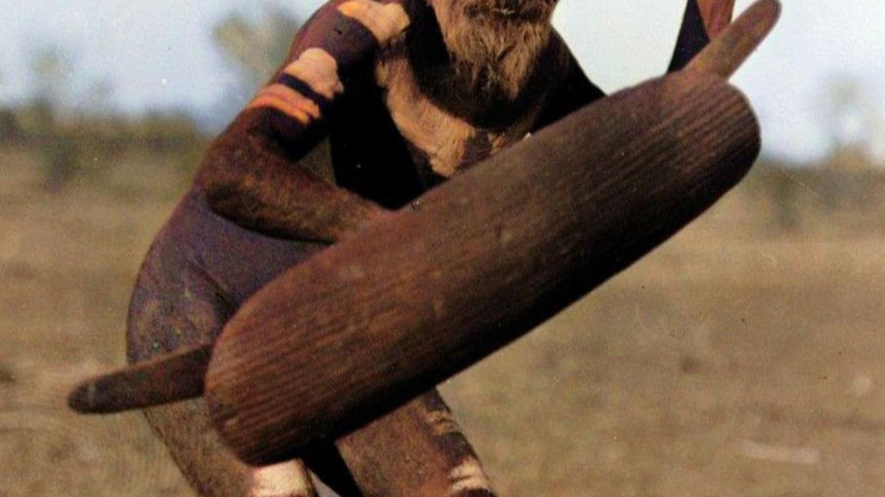 Bumerang yang bisa balik lagi diyakini digunakan oleh manusia pada zaman peradaban kuno untuk alasan yang sama seperti kita lakukan sekarang: untuk bermain dan olahraga.