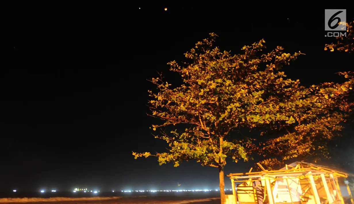 Foto kolase Planet Mars terlihat saat terjadinya fenomena gerhana bulan total di langit Karang Hawu, Pelabuhan Ratu, Sukabumi, Sabtu (28/7) dini hari. Fenomena alam langka ini menjadi gerhana Bulan paling lama Abad 21.  (Merdeka.com/Arie Basuki)