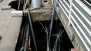 Jalan di dekat JPO Polda Metro Jaya amblas dan menciptakan lubang, Jakarta, Rabu (11/11/2015). Akibat amblasnya jalan tersebut, JPO Polda ditutup sementara. (Liputan6.com/Yoppy Renato)