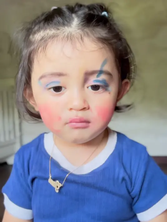 Meski kaget, Guzel teelihat sangat senang dengan hasil makeup nya.