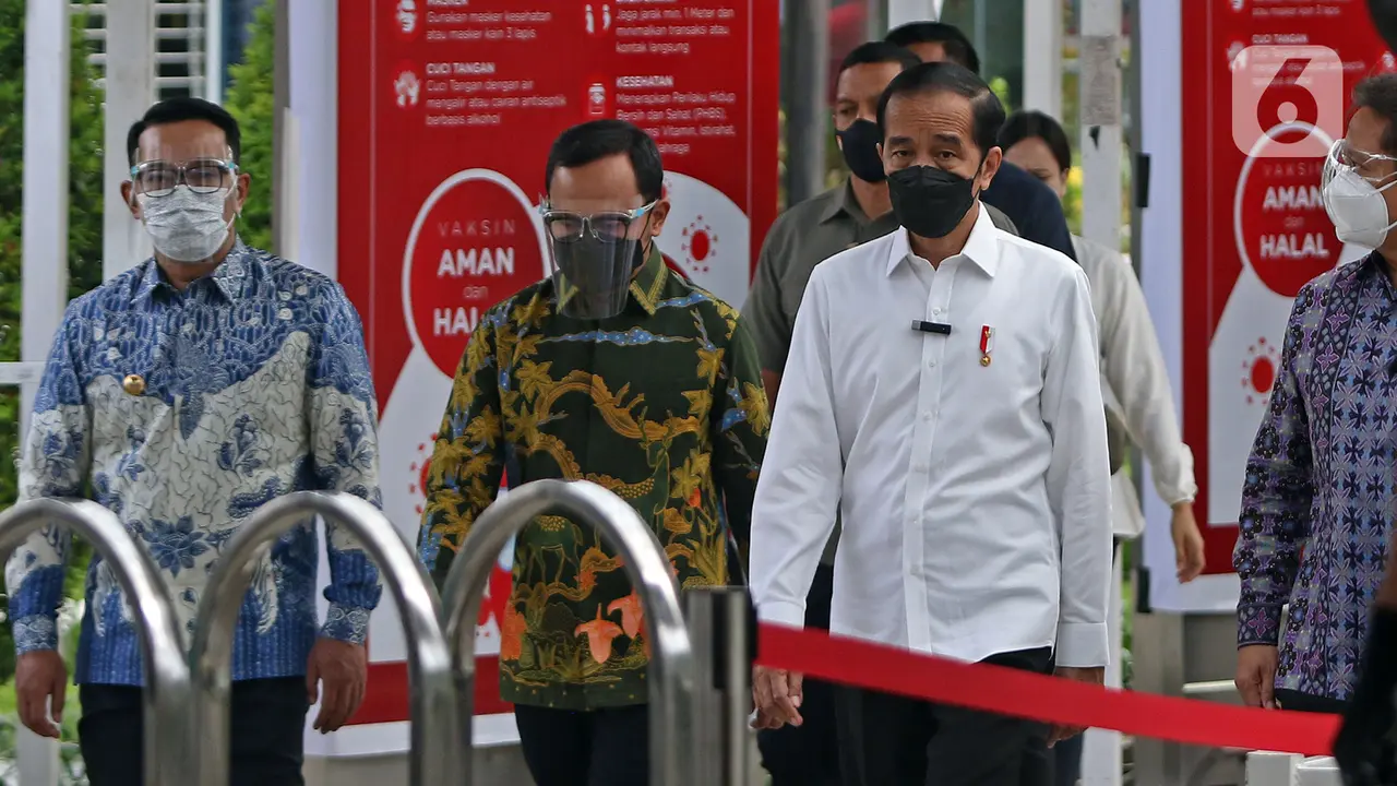 FOTO: Presiden Jokowi Tinjau Vaksinasi COVID-19 di Stasiun Bogor