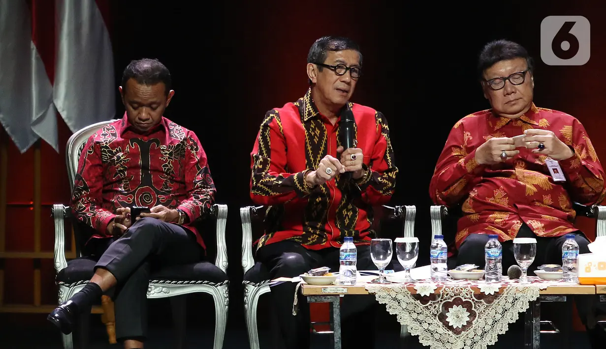 Menkumham Yasonna Laoly menyampaikan paparan saat diskusi panel V Rakornas Indonesia Maju antara Pemerintah Pusat dan Forum Koordinasi Pimpinan Daerah (Forkopimda) di Bogor, Rabu (13/11/2019). Panel V itu membahas penyederhanaan regulasi dan reformasi birokrasi. (Liputan6.com/Herman Zakharia)