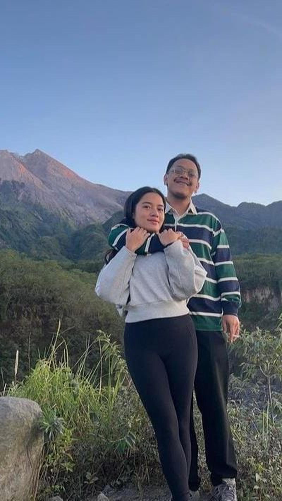 Begini potret liburan bersama keduanya di Merapi, Marlo terlihat merangkul penyanyi cantik ini.