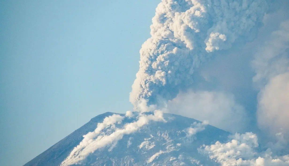 Saat ini tercatat sekitar ada 13.000 warga mengungsi akibat erupsi Gunung Lewotobi Laki-laki di Nusa Tenggara Timur (NTT). (Arnold Welianto/AFP)