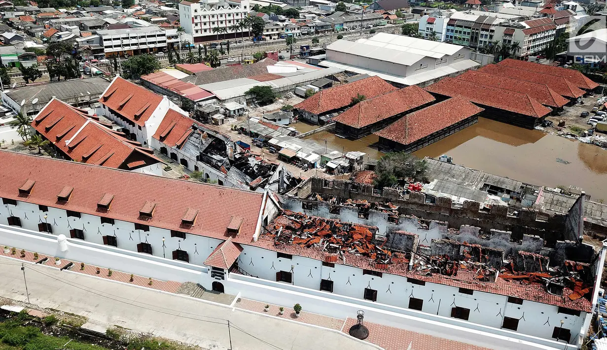 Suasana Museum Bahari di sisi utara dari ketinggian paska kebakaran di Jalan Pasar Ikan, Penjaringan, Jakarta Utara, Rabu (04/4). Kebakaran yang tejadi pada 16 Januari 2018 mengakibatkan 64 koleksi museum terbakar. (Liputan6.com/Fery Pradolo)