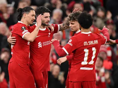 Penyerang Liverpool, Darwin Nunez (kiri) merayakan gol pembuka saat pertandingan sepak bola leg kedua babak 16 besar Liga Eropa UEFA melawan AC Sparta Praha di Stadion Anfield, Liverpool, Inggris pada 14 Maret 2024. (Oli SCARFF/AFP)