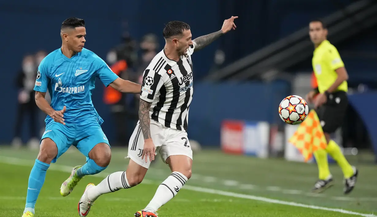Gelandang Juventus, Federico Bernardeschi  berusaha mengontrol bola dari kawalan pemain Zenit St. Petersburg, Douglas Santos pada pertandingan Grup H Liga Champions di Gazprom Arena di St.Petersburg, Rusia, Kamis (21/10/2021). Juventus menang atas Zenit St. Petersburg 1-0. (AP Photo/Dmitry Lovetsky)
