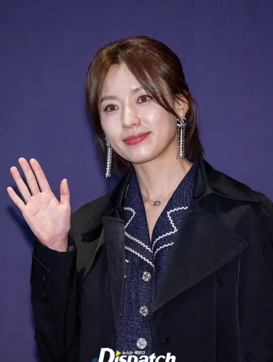 Turut hadir pemeran ‘W’ Han Hyo Joo mengenakan tweed top yang dipadu blazer hitam sebagai luaran.  [Foto: IG/koreandispatch].