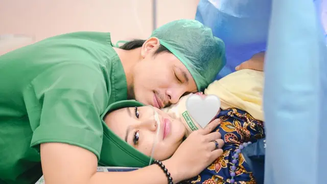 Momen Aurel Hermansyah melahirkan didampingi Atta Halilintar. [Foto: Instagram/attahalilintar]