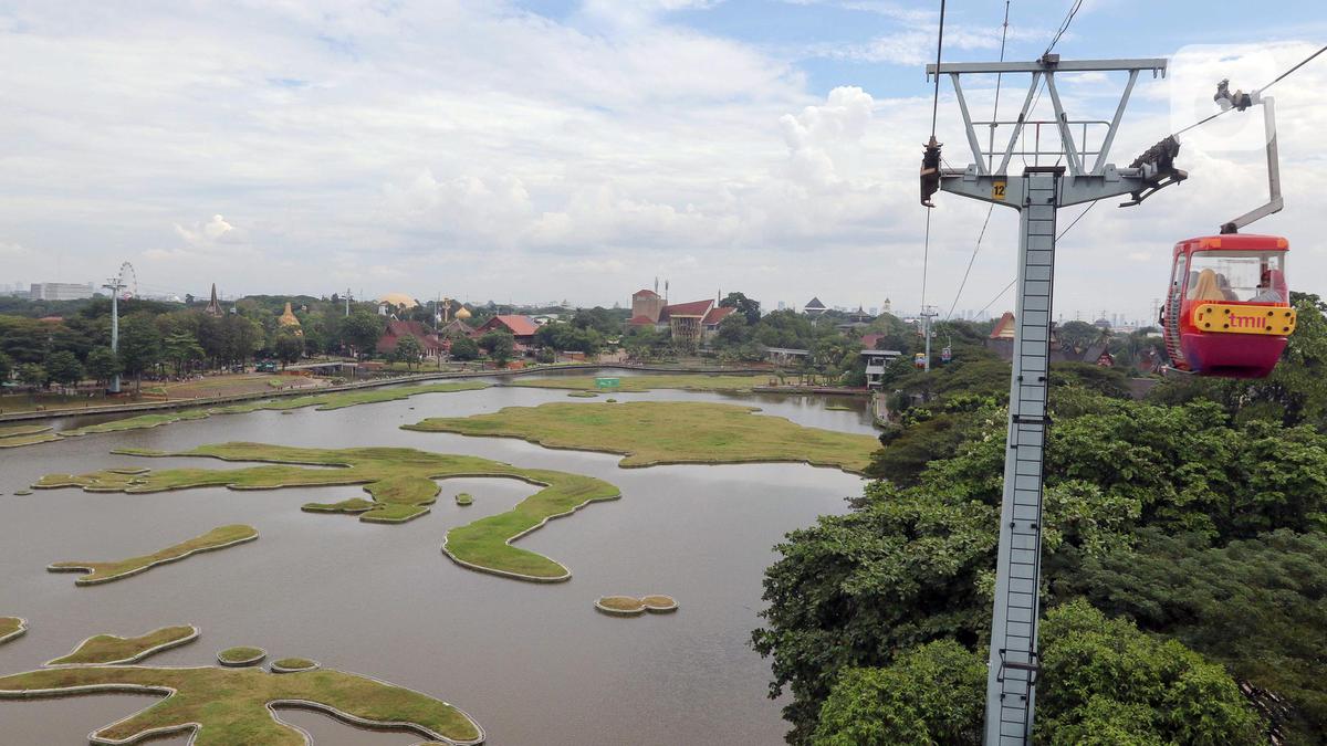 Taman Mini Indonesia Indah Pasang Tempat Charge HP dari Energi Matahari