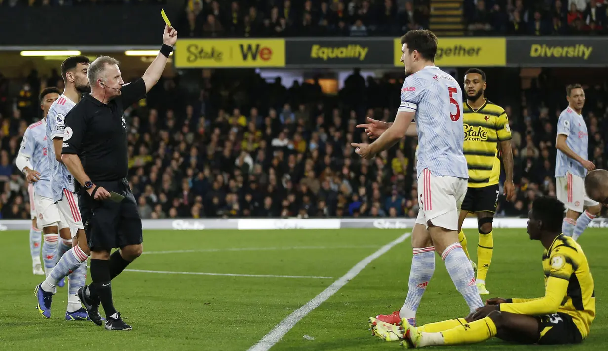 Harry Maguire - Kapten Manchester United harus menerima pil pahit usai mendapat kartu kuning kedua ketika MU takluk 1-4 di markas Watford. (AFP/Ian Kington)