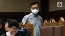 Terdakwa dugaan korupsi PT Asabri, Benny Tjokrosaputro (kanan) saat mengikuti sidang lanjutan di Pengadilan Negeri Jakarta Pusat, Selasa (11/1/2022). Sidang terdakwa dugaan korupsi PT Asabri tersebut beragendakan mendengar keterangan saksi. (Liputan6.com/Helmi Fithriansyah)