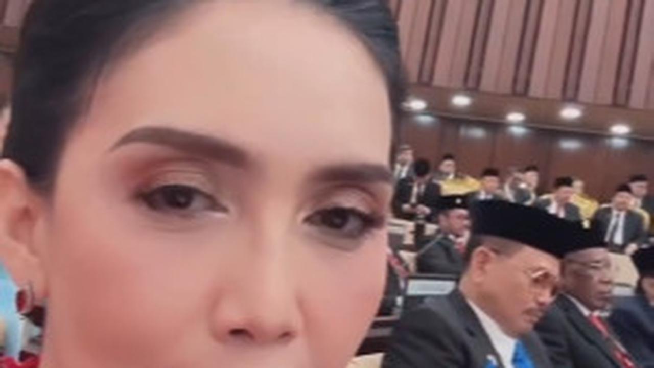 Rieke 'Oneng' Tampil Anggun Pakai Kebaya Merah saat Ucapkan Sumpah Jabatan