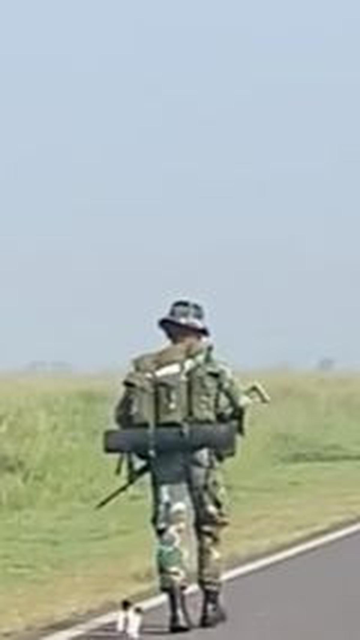 Prajurit TNI Bersenjata Lengkap Diikuti Makhluk Berbulu<br>