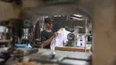 Pekerja menyelesaikan produksi seragam sekolah di rumah ronveksi Fia Busana Sawangan Depok, Jawa Barat, Rabu (08/07/2026). (KLY/ Arie Basuki)