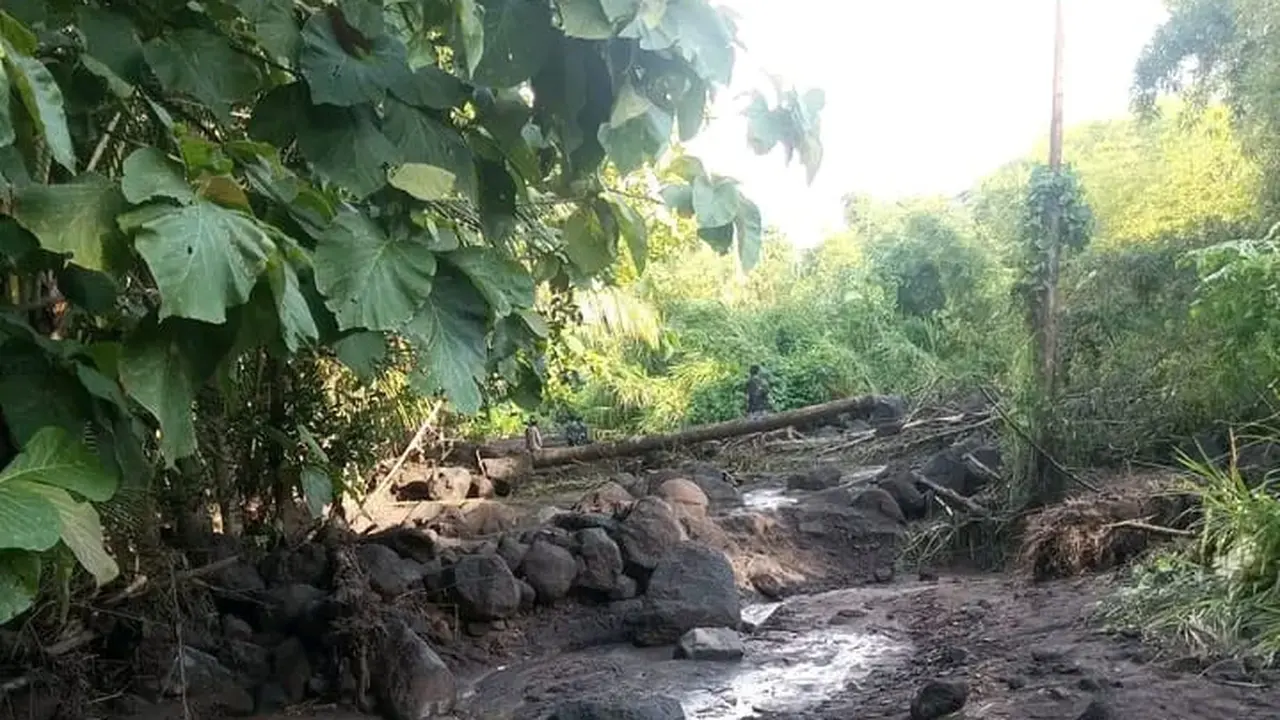 Kondisi ruas jalan di perbatasan Desa Waiula dan Desa Nawokote, Kecamatan Wulanggitang, Kabupaten Flores Timur, NTT putus total diterjang lahir dingin (Liputan6.com/Ola Keda)