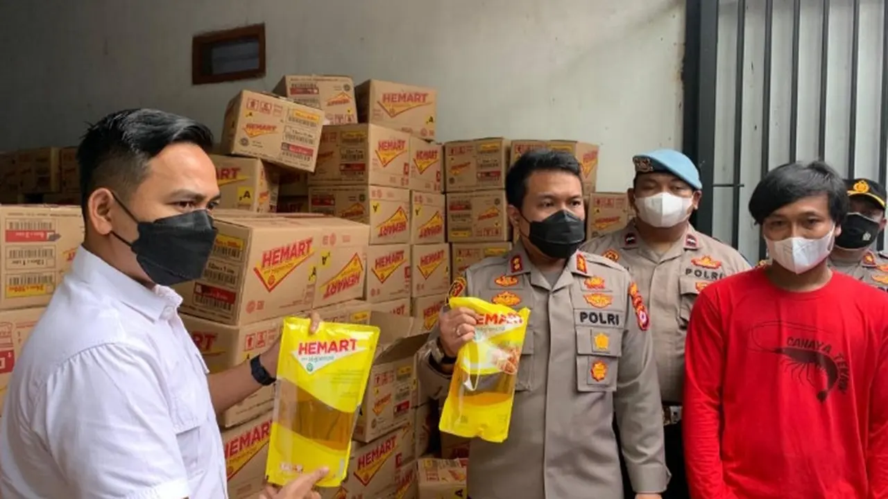 Polres Lebak mengungkap penimbunan minyak goreng sebanyak 24 ton (Liputan6.com / Yandhi Deslatama)