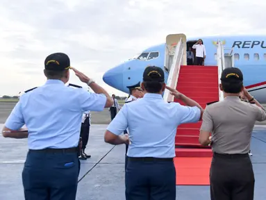Presiden Joko Widodo membalas hormat sebelum memasuki pesawat kepresidenan di Lanud Halim Perdanakusuma, Minggu (21/1). Jokowi bertolak ke Provinsi Lampung antara lain dalam rangka peresmian ruas Jalan Tol Trans Sumatera. (Foto: Biro Pers Setpres)