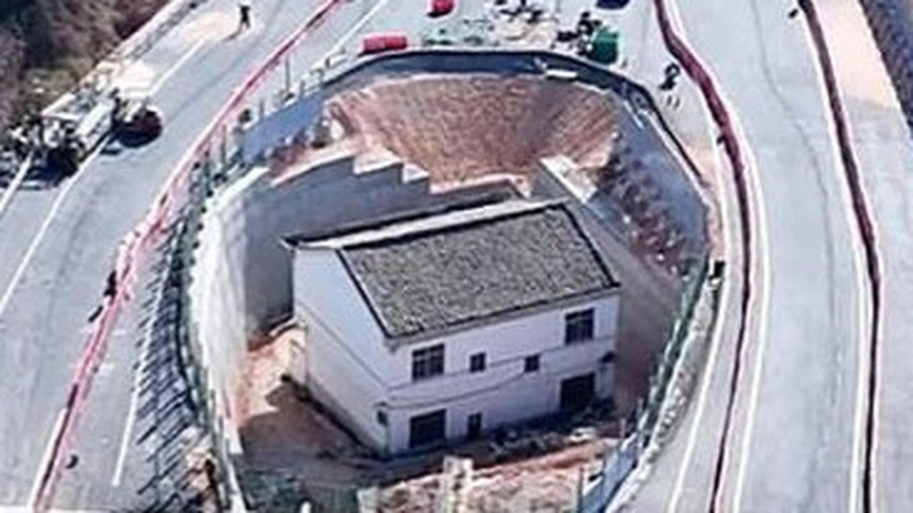 Unik, Rumah Kakek Ini Berada di Tengah Jalan Tol