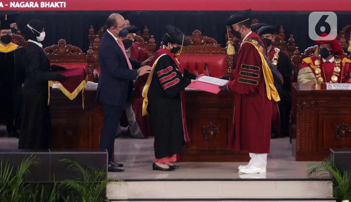 Presiden Republik Indonesia ke-5, Megawati Soekarnoputri (tengah) saat Sidang Senat Terbuka Pengukuhan Guru Besar di Aula Merah Putih Universitas Pertahanan, Sentul, Bogor, Jumat (11/6/2021). Megawati menerima gelar Profesor Kehormatan dari Universitas Pertahanan. (Liputan6.com/Helmi Fithriansyah)