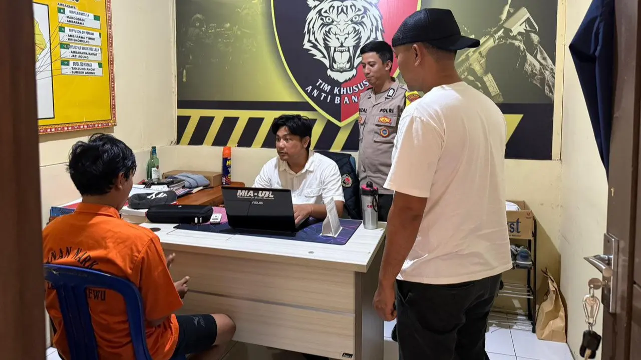 Polisi memeriksa tersangka penusukan pemain biliar