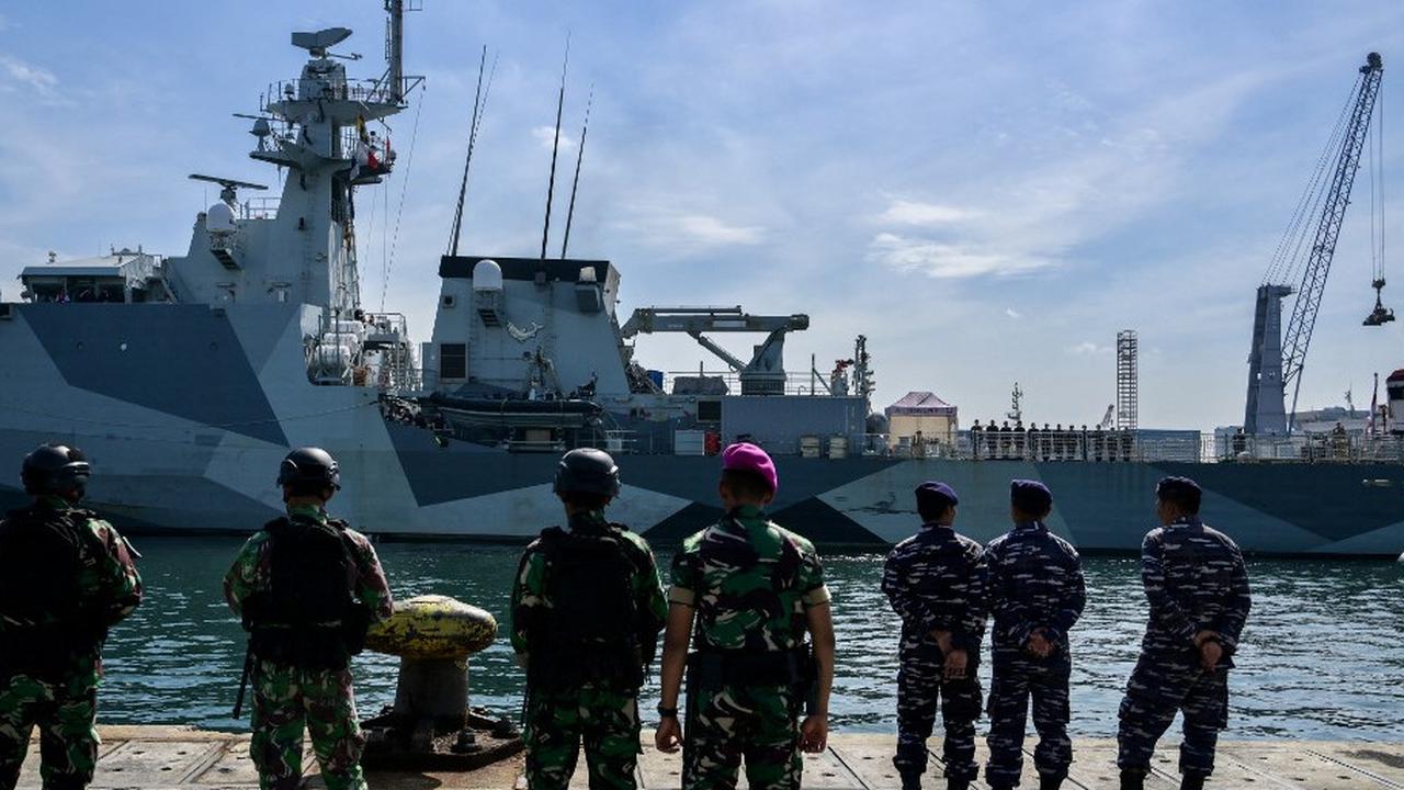 FOTO: Momen Kapal Angkatan Laut Inggris HMS Spey Berlabuh di Jakarta, Siap Perkuat Kerja Sama Militer