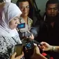 Menteri Sosial Khofifah Indar Parawansa di rumah duka Bocah F, Kalideres, Jakbar, Rabu (7/10/2015) malam. (Liputan6.com/Putu Merta Surya Putra)