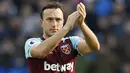 Mark Noble. Gelandang tengah produk Akademi West Ham United berusia 34 tahun ini mulai memperkuat The Hammers pada musim 2004/2005. Ia Sempat dipinjamkan ke dua klub di awal kariernya. Hingga kini ia telah tampil dalam 527 laga selama 17 musim dengan mencetak 60 gol. (Foto: AFP/Ian Kington)