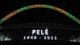 Lengkungan Stadion Wembley menyala dengan warna Brasil setelah pengumuman bahwa mantan pemain sepak bola Brasil Pele meninggal dunia, London, Inggris, 29 Desember 2022. Edson Arantes do Nascimento atau yang dikenal sebagai Pele, raja sepak bola Brasil yang menang rekor tiga Piala Dunia dan menjadi salah satu tokoh olahraga paling berwibawa abad lalu, meninggal pada usai 82 tahun di di Sao Paulo. (Kieran Cleeves/PA via AP)