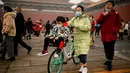 Orang-orang tiba di pintu masuk Kota Terlarang pada hari kedua Tahun Baru Imlek di pintu keluar Kota Terlarang di Beijing (13/2/2021). Tahun Baru Imlek menandai Tahun Sapi pada 12 Februari. (AFP Photo/Noel Celis)