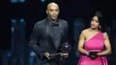 Mantan pemain Prancis, Thierry Henry (kiri) mewakili Lionel Messi yang berhasil mendapatkan pemain terbaik FIFA 2023 pada acara Best FIFA Football Awards 2023 yang berlangsung di Eventim Apollo, Hammersmith, London, Senin (15/01/2024) waktu setempat. (AP Photo/Kirsty Wigglesworth)