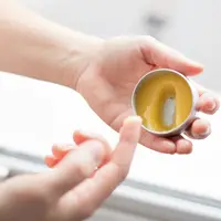 Melembabkan bibir yang kering dengan bahan alami (Foto: Sara Scarpa/Unsplash)