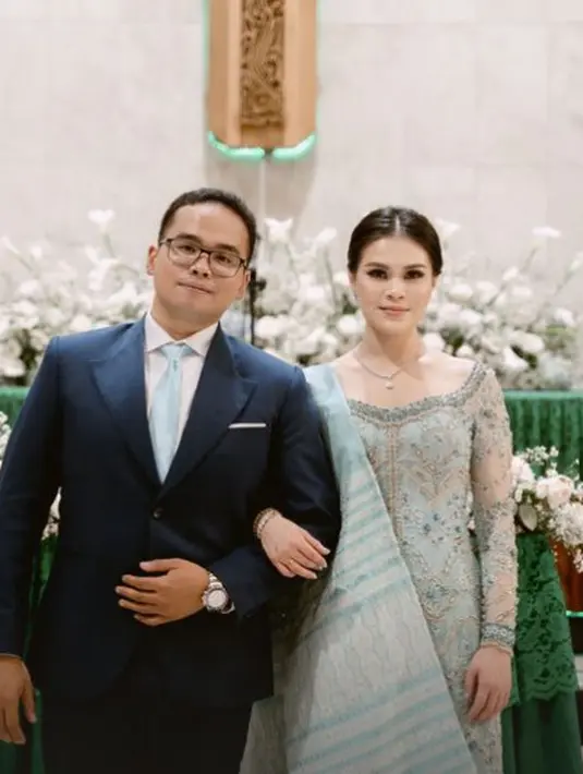 Kebaya full payet ini dipadukan dengan songket sutra berwarna senada dari Merdi Sihombing [@chengiovanis]