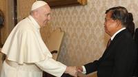 Wakil Presiden RI ke-10 dan 12 Jusuf Kalla bertemu Paus Fransiskus di Private Library Paus, Vatikan, Jumat (23/10/2020). (Tim Komunikasi Jusuf Kalla/JK)