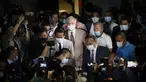 Mantan Perdana Menteri Malaysia Najib Razak meninggalkan gedung pengadilan di Kuala Lumpur, Malaysia, Selasa, (28/7/2020). Pengadilan di Malaysia menghukum Najib Razak 12 tahun penjara atas tujuh dakwaan terhadapnya dalam kasus korupsi 1MDB. (AP Photo/Vincent Thian)