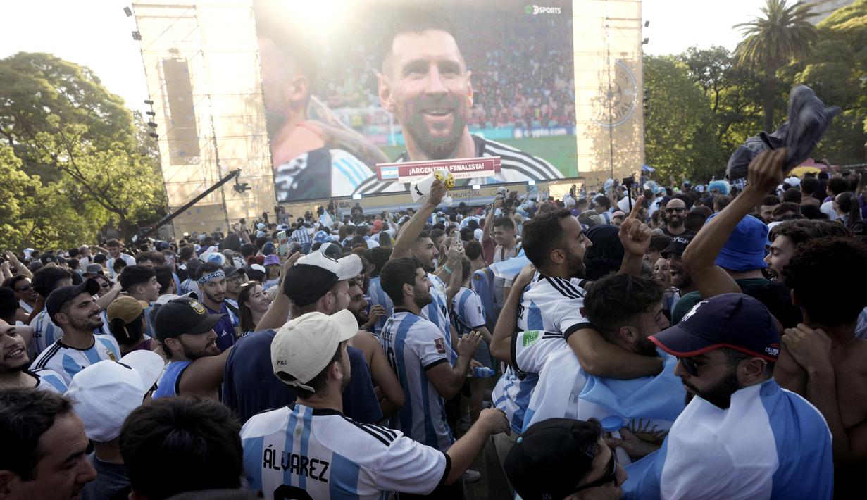 Suporter Argentina berpesta merayakan keberhasilan Tim Tango melaju ke final Piala Dunia 2022 di pusat kota Buenos Aires. (AP Photo/Rodrigo Abd)