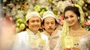 Pernikahan anak Epy Kusnandar yang digelar di Garut, Jawa Barat berlansung lancar. Hal ini diketahui dari unggahan istri Epy Kusnandar, Karina Ranau. Dalam videonya, tampak momen pernikahan digelar dengan mengusung adat Jawa.(Liputan6.com/IG/@karinaranau9)