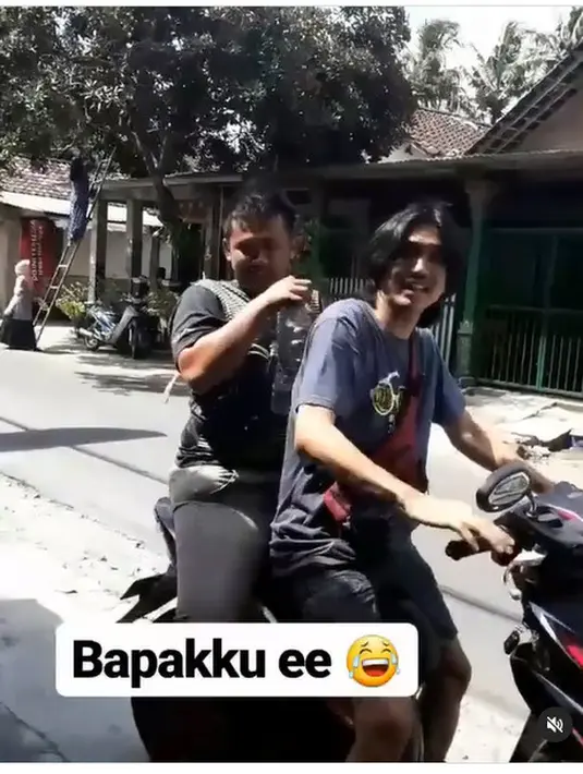 Duta salah satu artis yang menerapkan gaya hidup sederhana. Meski sebagai penyanyi papan atas, tapi ia juga berbaur dengan masyarakat. Momen Duta saat naik motor dengan mengenakan kaos, celana pendek, dan tersenyum ke arah kamera. [Instagram/enisheila]