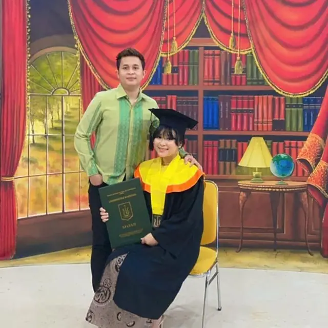 6 Potret Bahagia Wisuda Adik Ayu Ting Ting, Keluarga Tampil Kompak