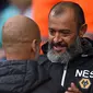 Pelatih Wolverhampton Wanderers, Nuno Espirito Santo bersalaman dengan pelatih Manchester City, Pep Guardiola sebelum pertandingan lanjutan Liga Inggris di Stadion Etihad (6/10/2019). (AFP Photo/Oli Scarff)